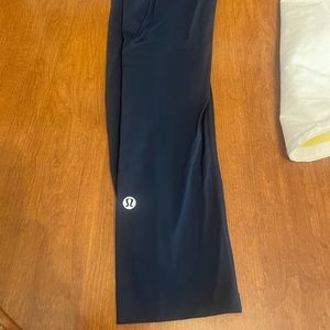 Dark blue Lu Lu lemon cropped workout pants